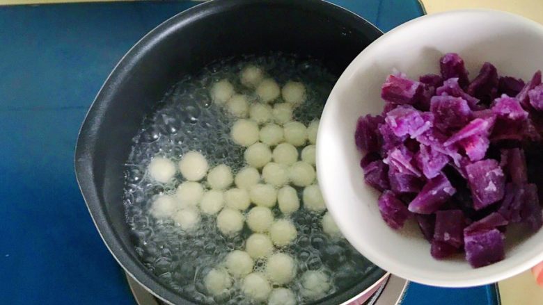 金桂紫薯圆子羹,等小圆子浮起后倒入煮好的紫薯粒