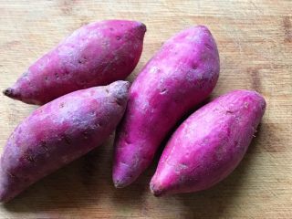 金桂紫薯圆子羹,准备好新鲜的紫薯