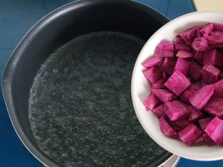 金桂紫薯圆子羹,锅里放适量水，大火烧开倒入紫薯粒