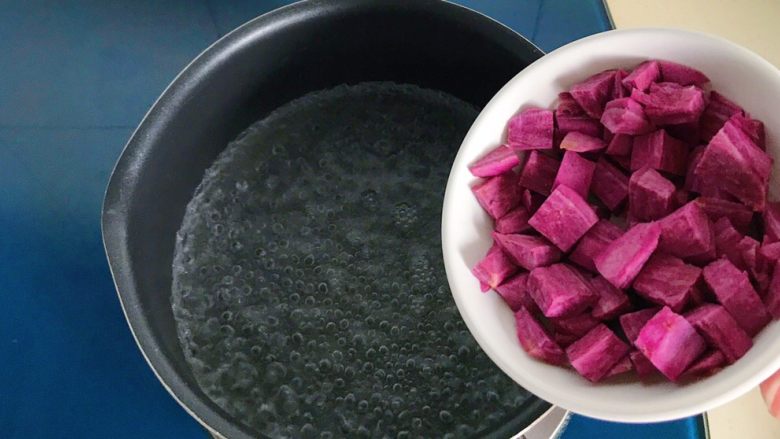 金桂紫薯圆子羹,锅里放适量水，大火烧开倒入紫薯粒