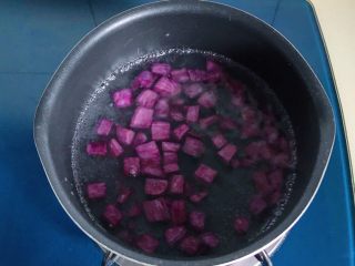 金桂紫薯圆子羹,煮到紫薯粒变软