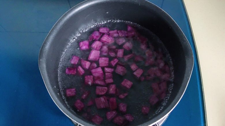 金桂紫薯圆子羹,煮到紫薯粒变软