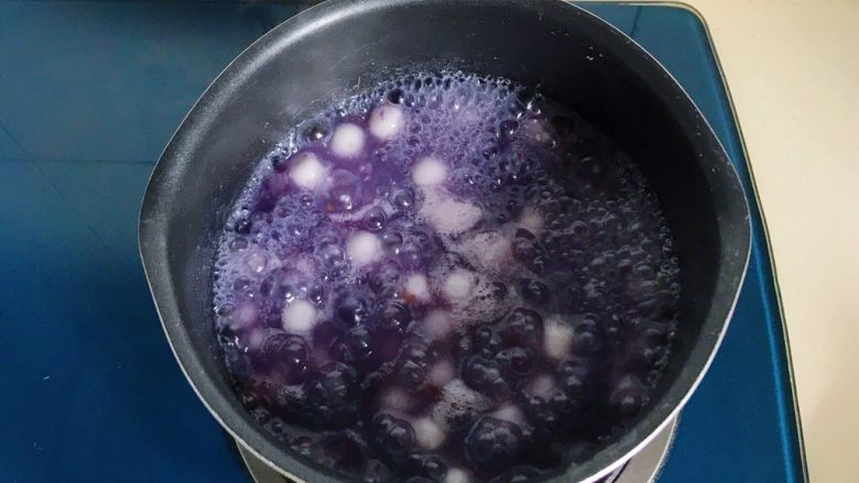 金桂紫薯圆子羹,搅拌均匀关火出锅