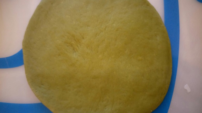 抹茶麻薯小包,取一个小面团擀成圆饼状