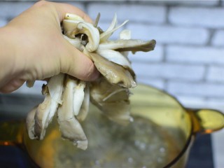 干炸鲜蘑,锅中水开，加入鲜蘑