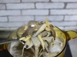 干炸鲜蘑,捞着出来过一遍凉水，然后攥一下水分。