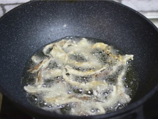 干炸鲜蘑,锅中油热，加鲜蘑炸至硬取出