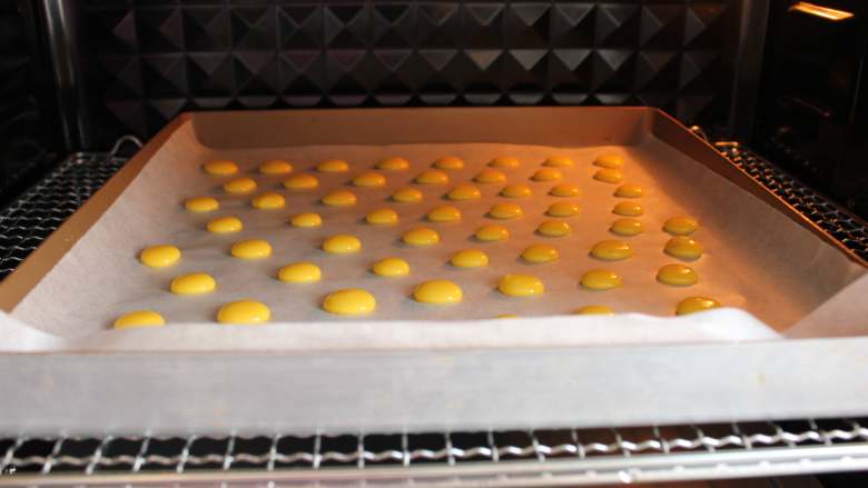 蛋黄溶豆（适合8个月以上的宝宝）,挤完放入烤箱上下火90度烘烤35分钟，PS：每个烤箱脾气不同，根据自己的烤箱调整烘烤时间