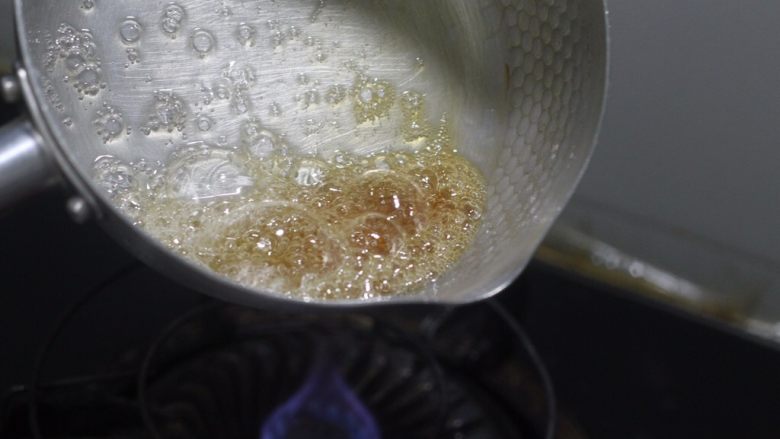 老北京小吃之冰糖葫芦,最佳状态是这种琥珀色，在水和糖比例最佳的状态下，糖浆不会特别浓，特别浓厚的糖浆裹出来的山楂糖皮太厚。