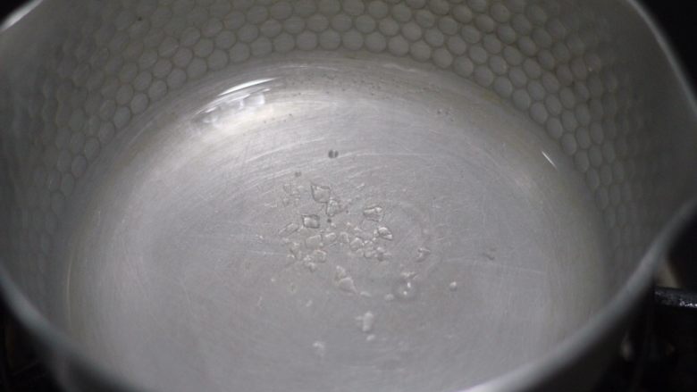 老北京小吃之冰糖葫芦,离火苗3cm摇晃大概五分钟冰糖明显又溶解了不少，剩下的这点就很快溶解了，这个时候水份还没有完全蒸发，不到糖浆的级别，可以改中火摇晃。
