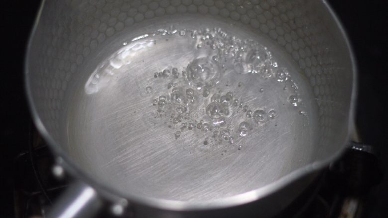 老北京小吃之冰糖葫芦,这是冰糖全部融化以后水份逐渐蒸发变成糖浆的状态。注意！这还不是糖浆，糖泡很少黏稠度也不够，要继续小火熬煮。