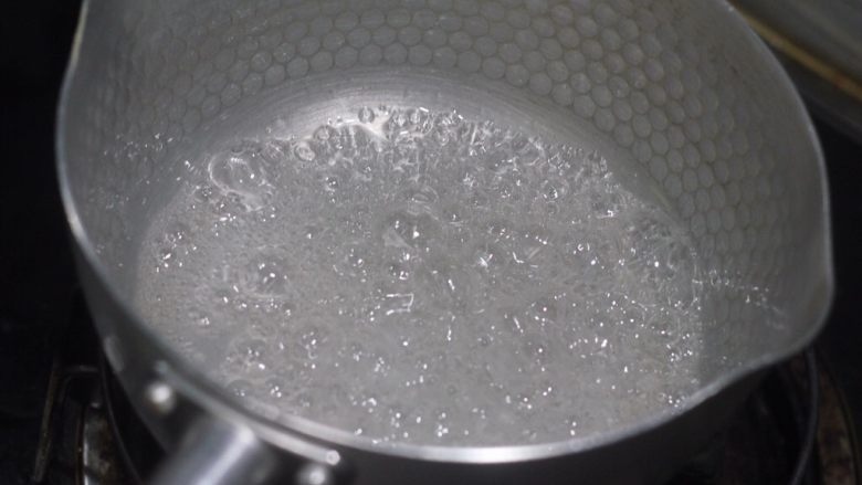 老北京小吃之冰糖葫芦,看这个状态有很多大的糖泡说明水份已经蒸发了逐渐像糖浆转化，如果这个时候冰糖还没有完全化开要继续加点水帮助冰糖溶解。如果用的是白糖在白糖没有充分溶解但水份已经蒸发没的时候就放山楂那做出来的就是滚雪球…,
