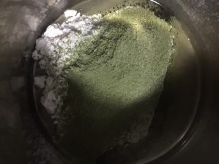 烫面抹茶蛋糕,过筛加入低粉、盐和抹茶粉