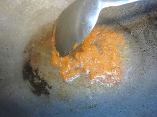 一碗面条+味增拉面,接下来开始做汤头…玉米油烧热后加入味増快速拌匀