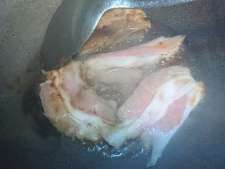 一碗面条+味增拉面,改小火，猪肉慢煎出油