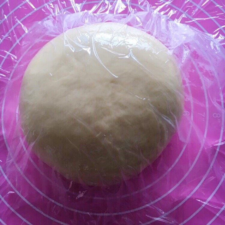 沙拉酱淡奶油面包,滚圆盖保鲜膜发酵