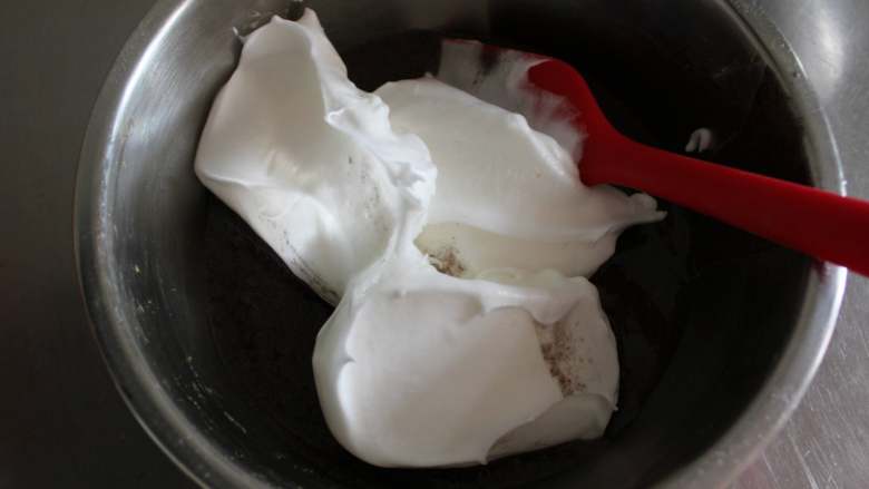 黑米戚风蛋糕（21CM烟囱模具）,先将1/3的蛋白霜倒入蛋黄糊混合均匀