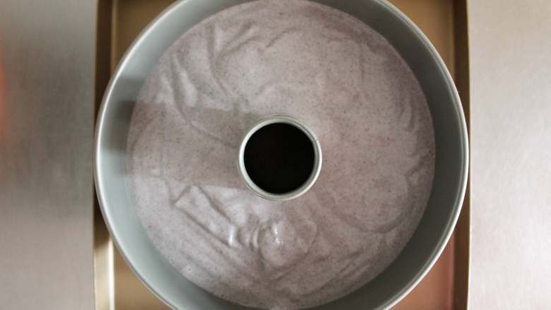 黑米戚风蛋糕（21CM烟囱模具）,放入烤盘中，震几下模具，让大的气泡排出