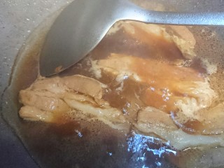 一碗面条+味增拉面,锅内的味増猪肉汤头一直在小火煮着
