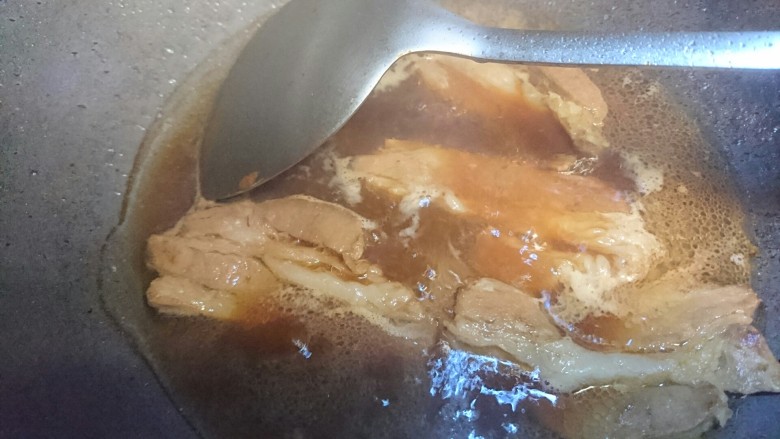 一碗面条+味增拉面,锅内的味増猪肉汤头一直在小火煮着