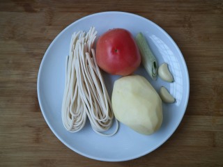 圆土豆+土豆番茄打卤面,准备食材。