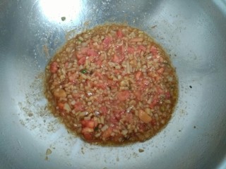 圆土豆+土豆番茄打卤面,放入番茄丁，翻炒均匀。