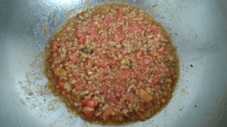 圆土豆+土豆番茄打卤面,放入番茄丁，翻炒均匀。