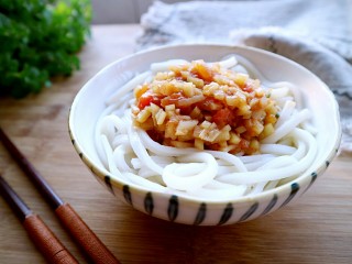 圆土豆+土豆番茄打卤面,把面条盛入碗中，浇上土豆番茄卤，拌匀即可食用。