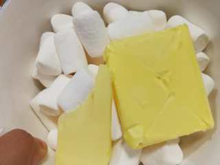 雪花酥,为了少刷碗  棉花糖和黄油直接放在一个盘子里了 