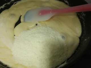 雪花酥,全部融化以后加入奶粉，迅速搅拌