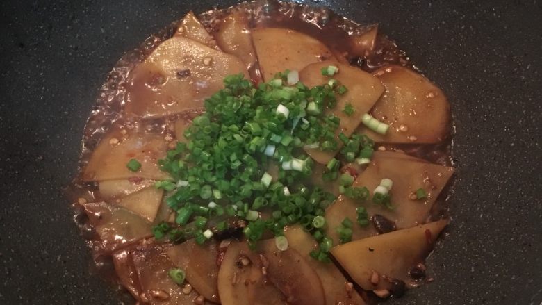 圆土豆+剁椒豆鼓土豆片,并加入少许水煨煮，到土豆入味松软，洒上葱花。