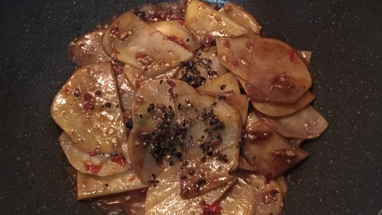 圆土豆+剁椒豆鼓土豆片,加入花椒粉拌勻。