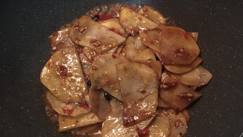 圆土豆+剁椒豆鼓土豆片,倒入酱油炒匀，