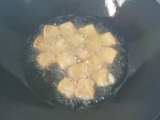 香辣臭干子,锅中倒适量油烧至六七热时，下入臭干子炸至两面金黄后捞起控油；