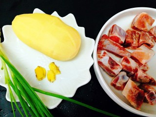 圆土豆+土豆烧排骨,食材准备好