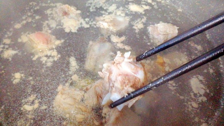 圆土豆+土豆烧排骨,煮出浮沫后捞出