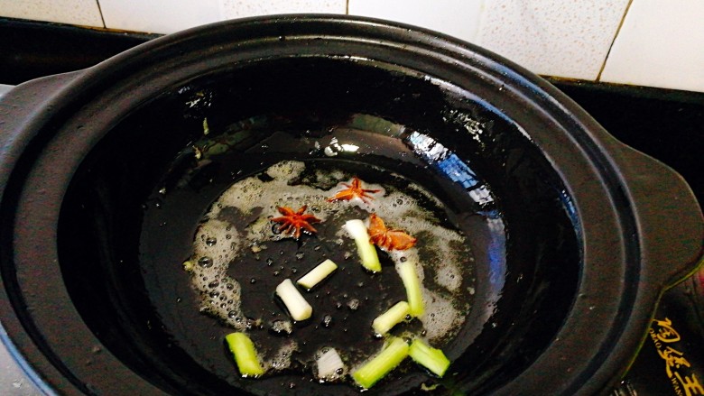 圆土豆+土豆烧排骨,锅里留油放入葱白段 ，八角爆香