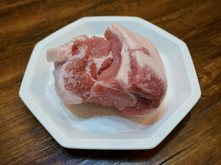 冬瓜肉丸汤里,准备一块瘦肉多一些，但也得有肥肉的肉肉
清洗干净
冰箱里冻一下在切容易些
喜欢手工剁的