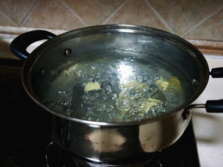 冬瓜肉丸汤里,汤锅里加入适量水
烧开
放入姜片，慢慢的多煮一会儿至出味儿