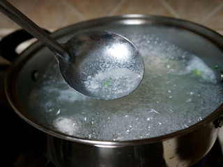 冬瓜肉丸汤里,锅中煮开后撇去浮沫