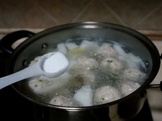 冬瓜肉丸汤里,加入适量盐，少许鸡粉把汤味儿提起来
