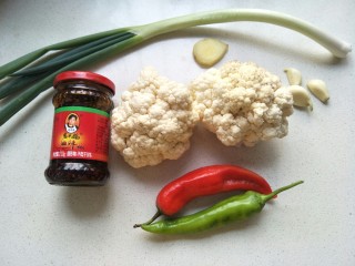 老干妈炒花菜,准备好食材:花菜，青红辣椒，蒜，姜，葱等