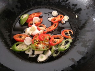 老干妈炒花菜,锅中加油放入提前切好的辣椒，葱，蒜。