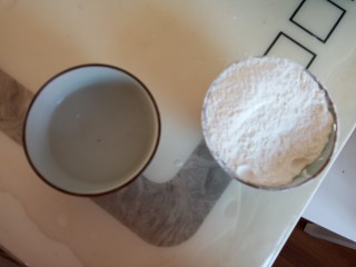 ＃圆土豆＃春饼卷土豆丝,把面粉和开水按照1:2的比例