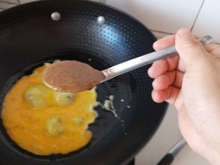 ＃圆土豆＃春饼卷土豆丝,鸡蛋炒到半凝固，加一勺酱。