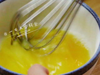 火腿芝士西多士,鸡蛋2个打散，加少量温水，搅匀。