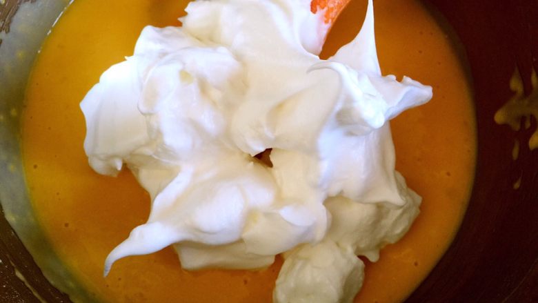 蓝莓戚风蛋糕,烤箱预热140度10分钟。1/3蛋白加入蛋黄糊中切拌均匀。