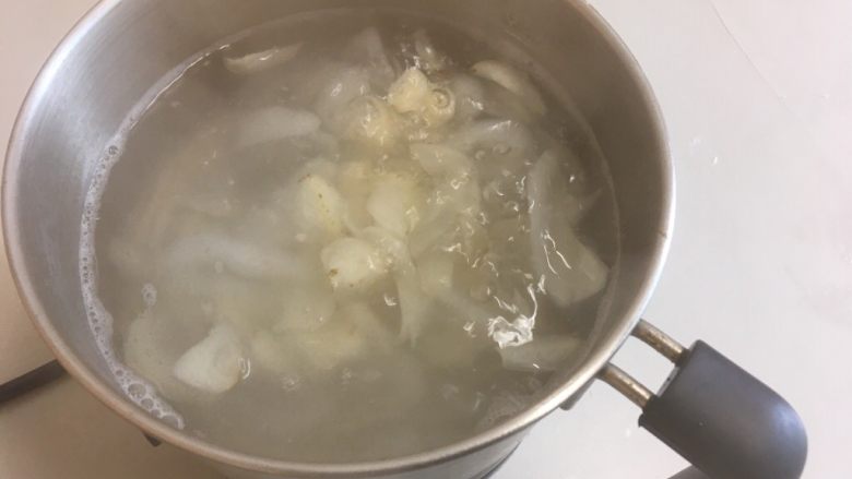 莲子百合海底椰甜品,把百合加入锅中。