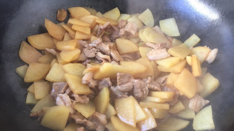 #圆土豆# 土豆肉片炒辣子,把它们翻炒均匀，改中火，盖上锅盖儿，烧5分钟左右。
