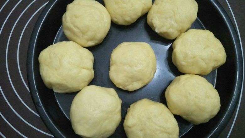 奶香椰蓉包,放在烤盘中盖布再进烤箱再发酵二十五分钟。